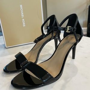 MICHAEL by Michael Kors women’s, black, patent leather, 7.5 Simone Mid Sandal